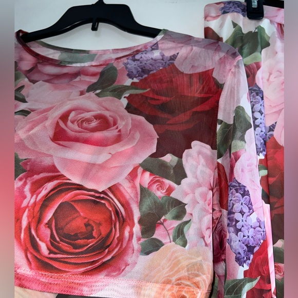 Shein floral 2 piece crop top and skirt it’s more like 1x - Picture 5 of 11